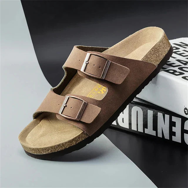"Herren-Ledersandalen, braun, mit verstellbaren Riemen und ergonomischer Sohle. Ideal für Sommertage, elegant und bequem."
