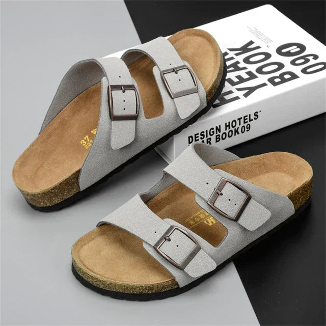 "Herren-Ledersandalen, braun, mit verstellbaren Riemen und ergonomischer Sohle. Ideal für Sommertage, elegant und bequem."