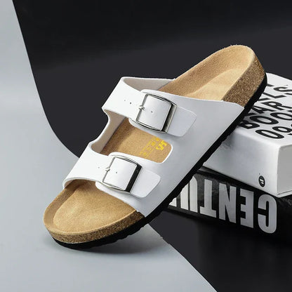 "Herren-Ledersandalen, braun, mit verstellbaren Riemen und ergonomischer Sohle. Ideal für Sommertage, elegant und bequem."