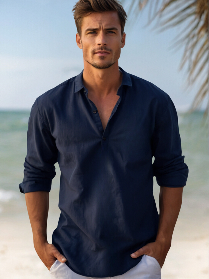 "Herren Leinenhemd, atmungsaktiv, in hellem Blau, ideal für Strand und Freizeit, leichtes und zeitloses Design."