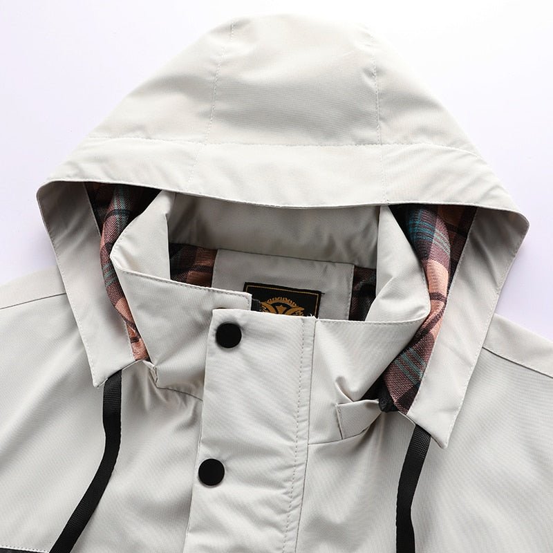 "Herren Outdoor-Jacke, dunkelblau, wasser- und winddicht, mit verstellbarer Kapuze und Taschen, atmungsaktiv, für Abenteuer."