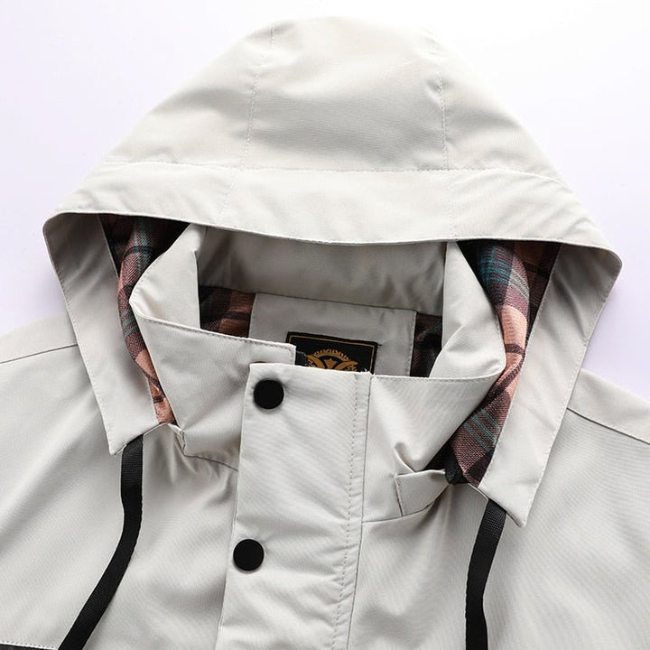 "Herren Outdoor-Jacke, dunkelblau, wasser- und winddicht, mit verstellbarer Kapuze und Taschen, atmungsaktiv, für Abenteuer."