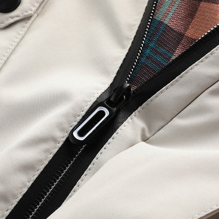 "Herren Outdoor-Jacke, dunkelblau, wasser- und winddicht, mit verstellbarer Kapuze und Taschen, atmungsaktiv, für Abenteuer."