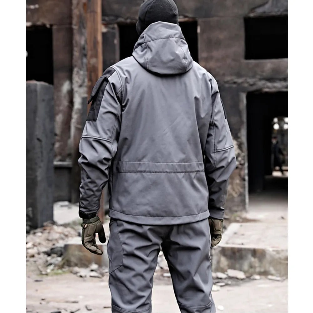 "Herren Outdoor-Set: Wetterfest, ergonomisch, mit Taschen. Perfekt für Abenteuer in Dunkelgrün, Grau, Schwarz."