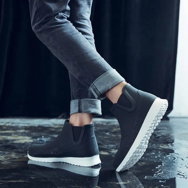 "Herren Outdoor-Stiefel, wasserdicht, schwarz, robuste Sohle, für jedes Wetter und Gelände geeignet."