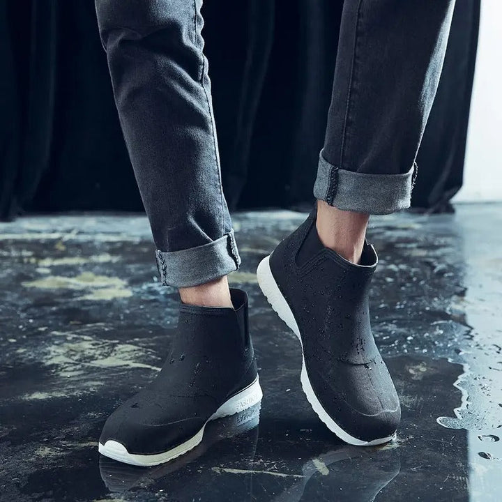 "Herren Outdoor-Stiefel, wasserdicht, schwarz, robuste Sohle, für jedes Wetter und Gelände geeignet."