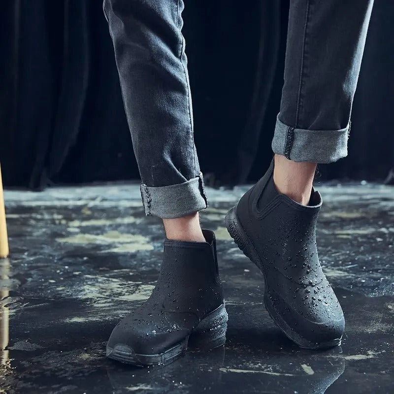 "Herren Outdoor-Stiefel, wasserdicht, schwarz, robuste Sohle, für jedes Wetter und Gelände geeignet."