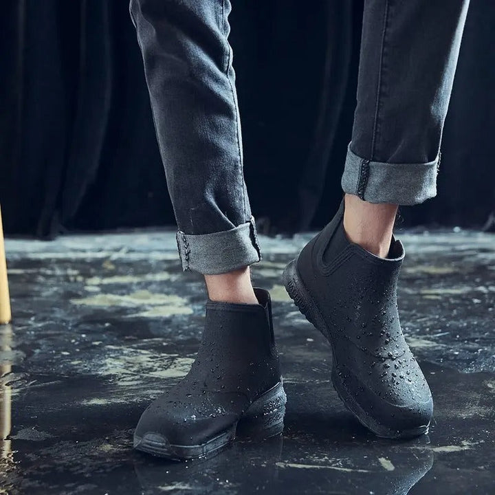 "Herren Outdoor-Stiefel, wasserdicht, schwarz, robuste Sohle, für jedes Wetter und Gelände geeignet."