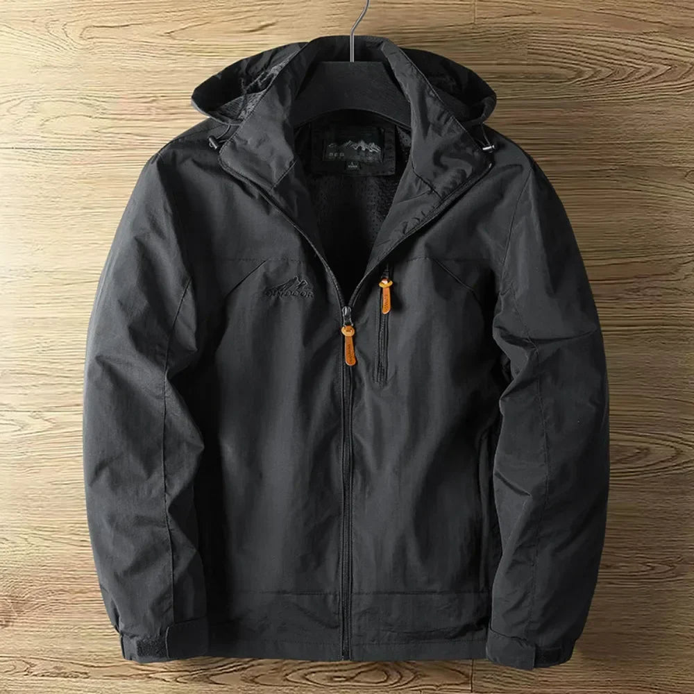"Herren Outdoorjacke wasserdicht atmungsaktiv robust, blau, mit verstellbarer Kapuze und praktischen Taschen für Abenteuer."