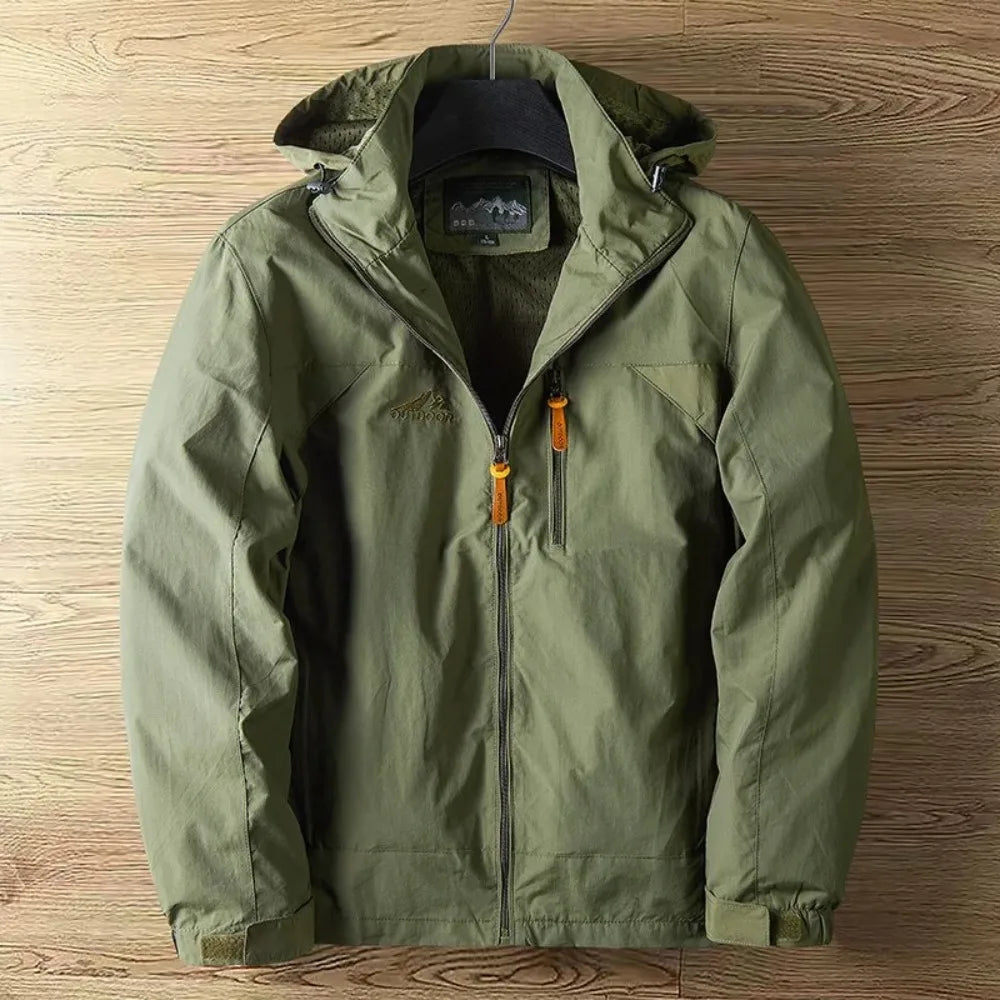 "Herren Outdoorjacke wasserdicht atmungsaktiv robust, blau, mit verstellbarer Kapuze und praktischen Taschen für Abenteuer."