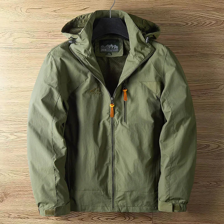 "Herren Outdoorjacke wasserdicht atmungsaktiv robust, blau, mit verstellbarer Kapuze und praktischen Taschen für Abenteuer."