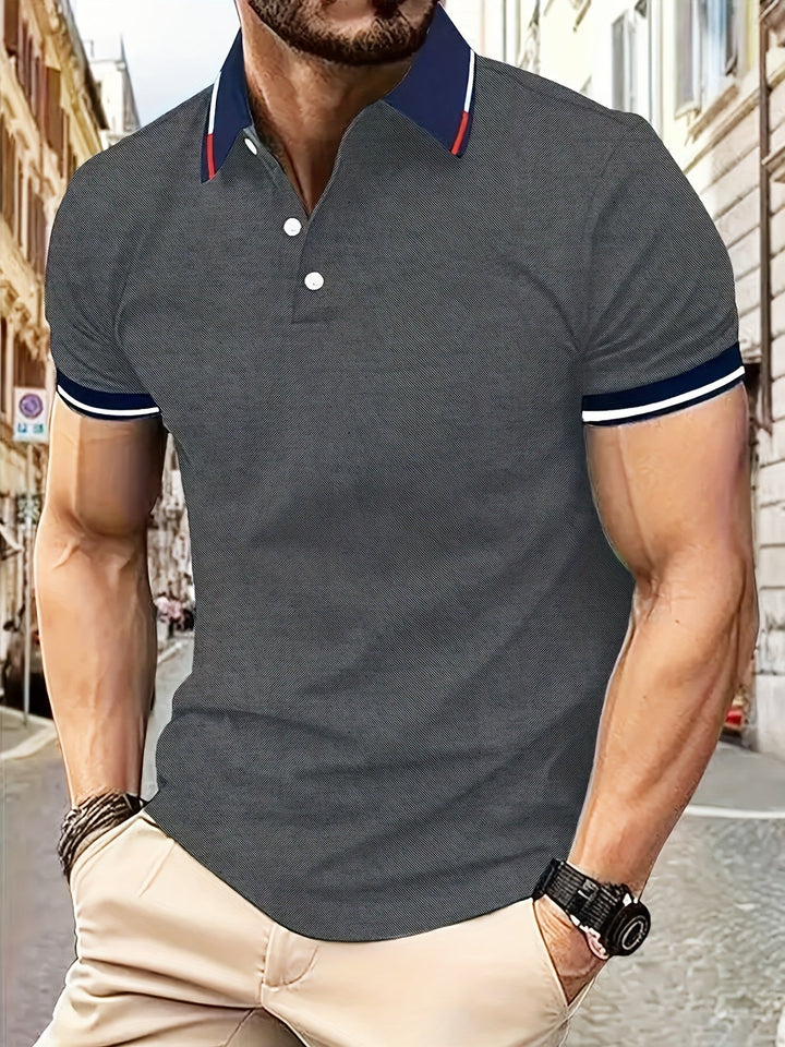 "Herren Polo-Hemd in Blauer See, Knopfdetail, Reverskragen, atmungsaktiv, leicht, ideal für Golf und Freizeit, Frontansicht."