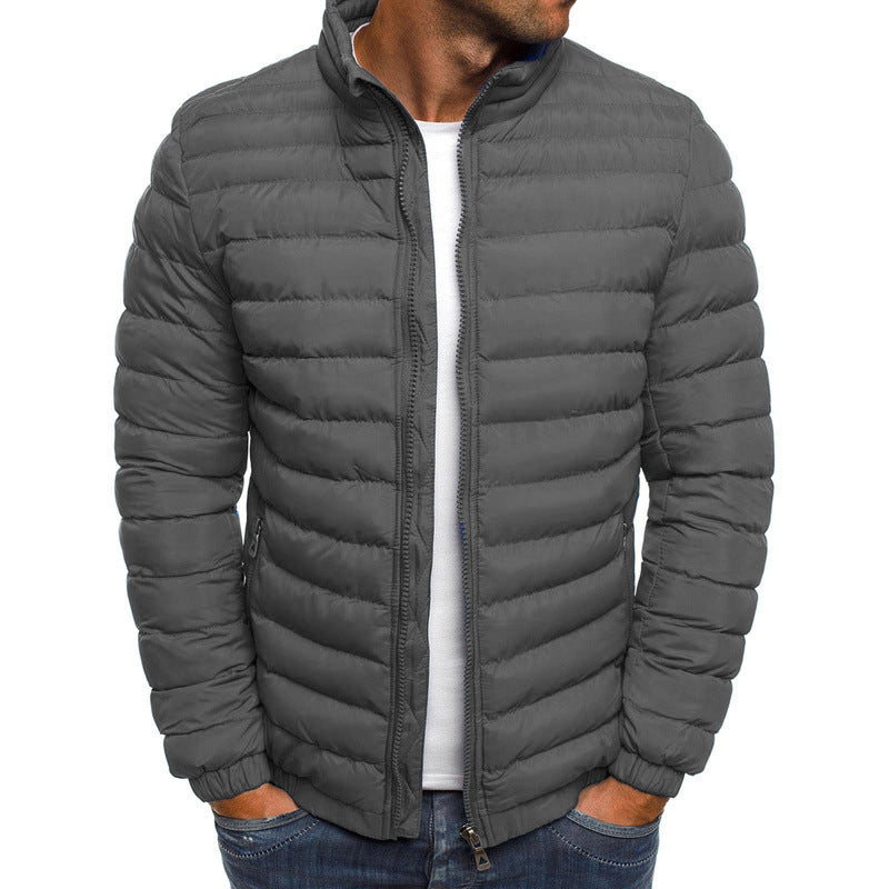 "Herren Pufferjacke Dunkelblau, leicht, stilvoll, isoliert, für kalte Tage, modernes schlankes Design, funktionale Taschen."