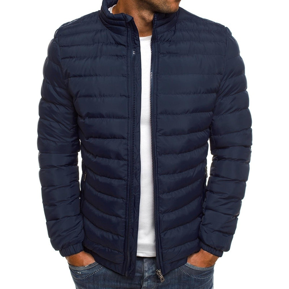 "Herren Pufferjacke Dunkelblau, leicht, stilvoll, isoliert, für kalte Tage, modernes schlankes Design, funktionale Taschen."