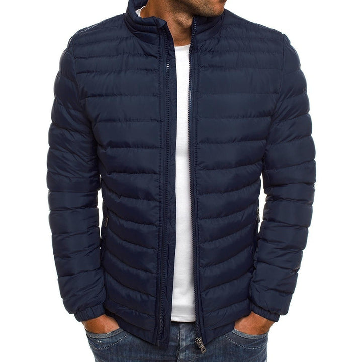 "Herren Pufferjacke Dunkelblau, leicht, stilvoll, isoliert, für kalte Tage, modernes schlankes Design, funktionale Taschen."