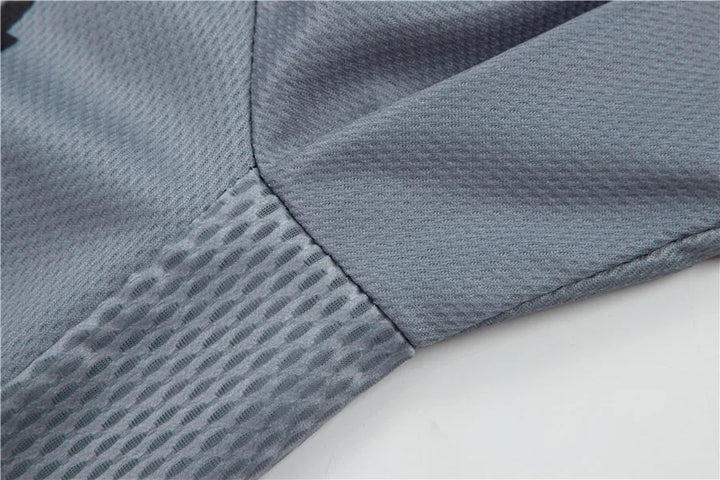 "Herren-Radsportset mit aerodynamischem Design in stilvollen Sommerfarben, ideal für ambitionierte Radfahrer."