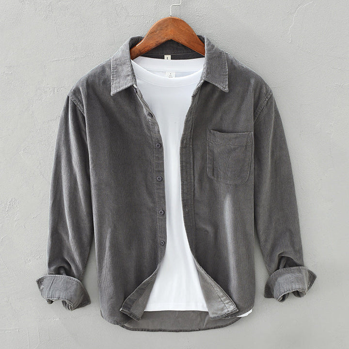 "Herren Retro Cordhemd aus Cordstoff, im eleganten Vintage-Stil, ideal für formelle und informelle Anlässe."