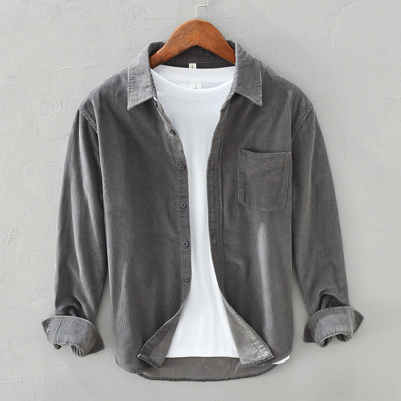 "Herren Retro Cordhemd aus Cordstoff, im eleganten Vintage-Stil, ideal für formelle und informelle Anlässe."