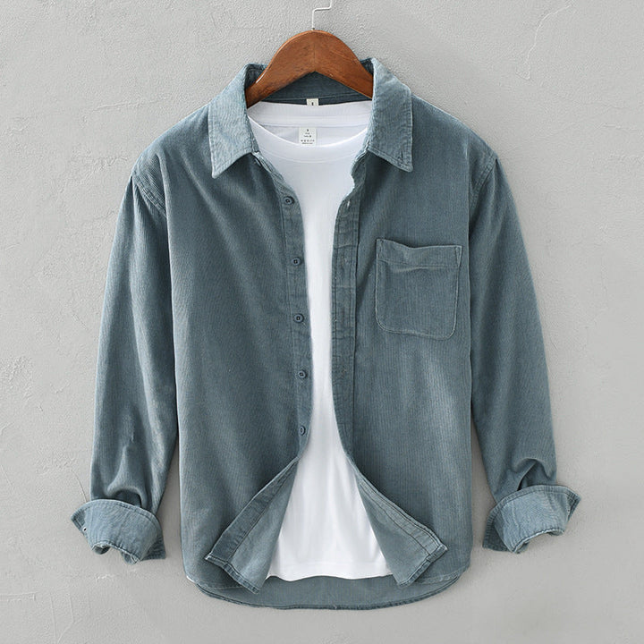 "Herren Retro Cordhemd aus Cordstoff, im eleganten Vintage-Stil, ideal für formelle und informelle Anlässe."