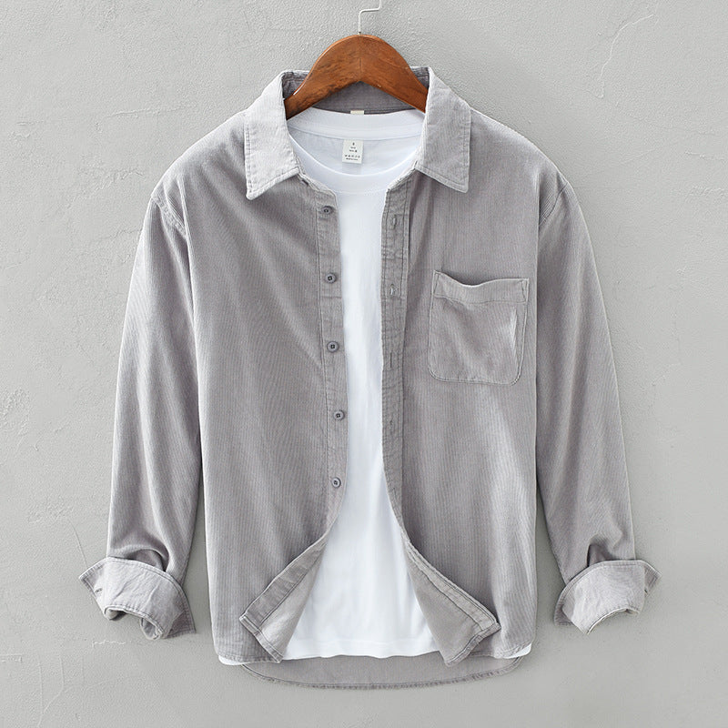 "Herren Retro Cordhemd aus Cordstoff, im eleganten Vintage-Stil, ideal für formelle und informelle Anlässe."
