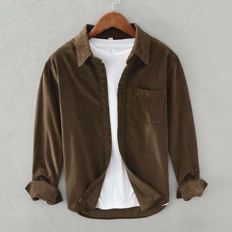 "Herren Retro Cordhemd aus Cordstoff, im eleganten Vintage-Stil, ideal für formelle und informelle Anlässe."