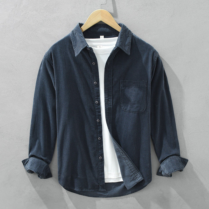 "Herren Retro Cordhemd aus Cordstoff, im eleganten Vintage-Stil, ideal für formelle und informelle Anlässe."