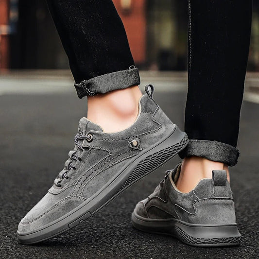 "Herren Retro-Leder Sneaker in braunem Leder, inspiriert von den 80er-Jahren mit stilvollem und langlebigem Design."