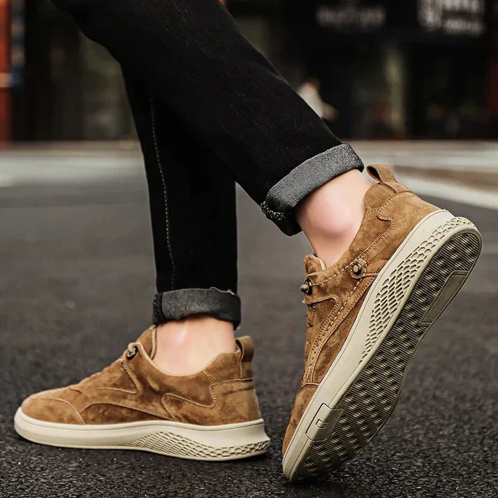 "Herren Retro-Leder Sneaker in braunem Leder, inspiriert von den 80er-Jahren mit stilvollem und langlebigem Design."