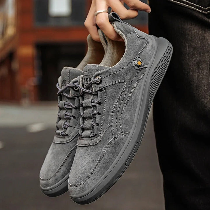 "Herren Retro-Leder Sneaker in braunem Leder, inspiriert von den 80er-Jahren mit stilvollem und langlebigem Design."