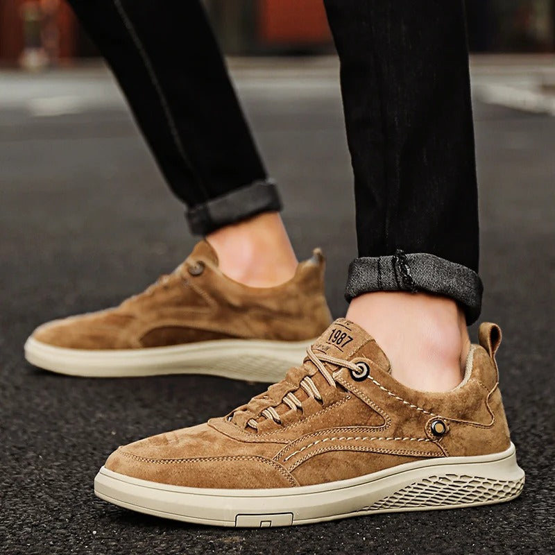 "Herren Retro-Leder Sneaker in braunem Leder, inspiriert von den 80er-Jahren mit stilvollem und langlebigem Design."
