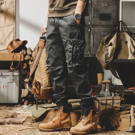 "Herren Slim-Fit Cargohose, dunkelblau, mit praktischen Taschen, ideal für Alltag und Ausflüge, stilvoll und funktional"