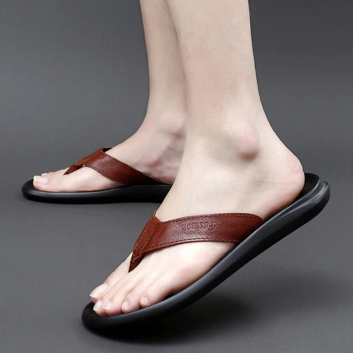 Herren Slipper aus Leder, rutschfeste Gummisohle, offenes Design, ideal für Sommer, in Schwarz und Braun erhältlich.