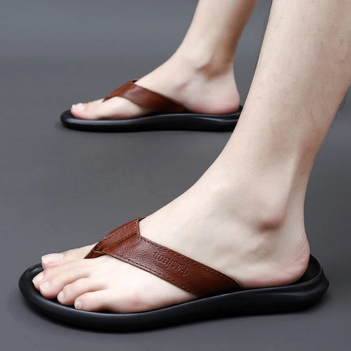 Herren Slipper aus Leder, rutschfeste Gummisohle, offenes Design, ideal für Sommer, in Schwarz und Braun erhältlich.