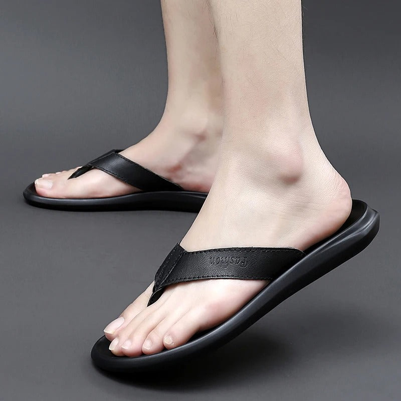 Herren Slipper aus Leder, rutschfeste Gummisohle, offenes Design, ideal für Sommer, in Schwarz und Braun erhältlich.