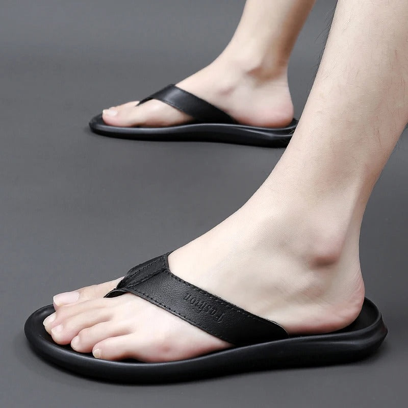 Herren Slipper aus Leder, rutschfeste Gummisohle, offenes Design, ideal für Sommer, in Schwarz und Braun erhältlich.