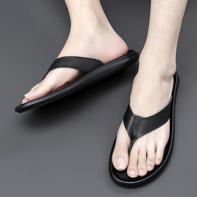 Herren Slipper aus Leder, rutschfeste Gummisohle, offenes Design, ideal für Sommer, in Schwarz und Braun erhältlich.