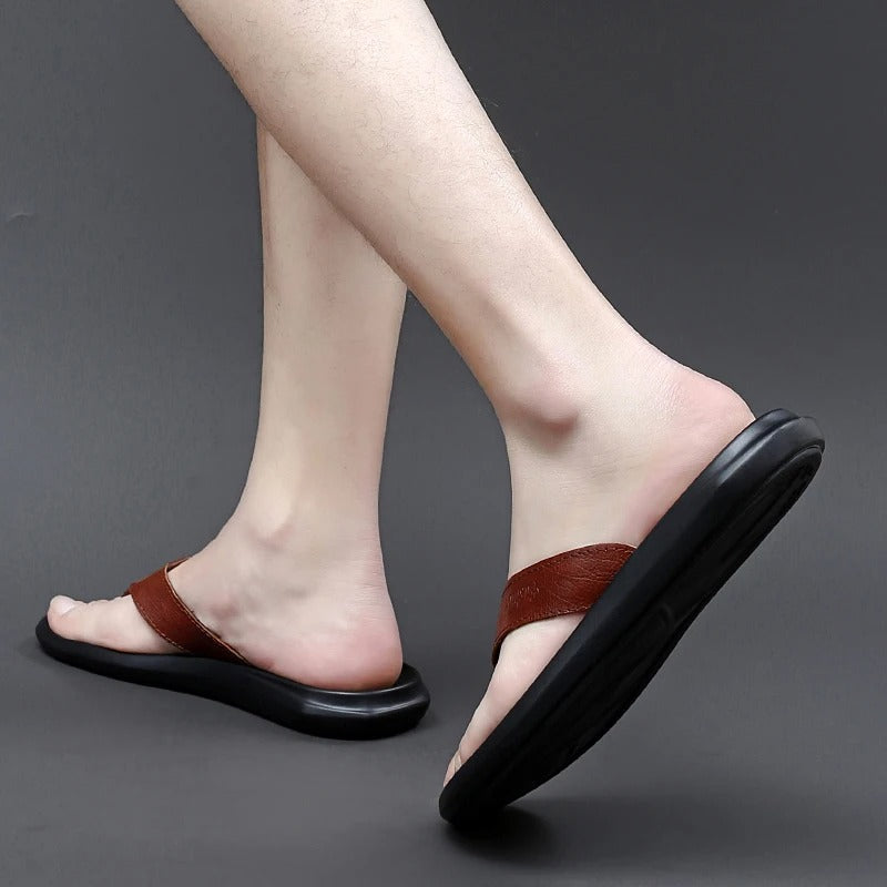 Herren Slipper aus Leder, rutschfeste Gummisohle, offenes Design, ideal für Sommer, in Schwarz und Braun erhältlich.