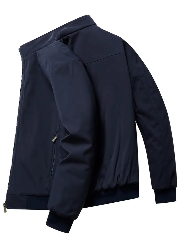 "Herren Softshelljacke, wind- und wasserabweisend, Frontansicht, ergonomische Passform, modisch, Outdoor geeignet"