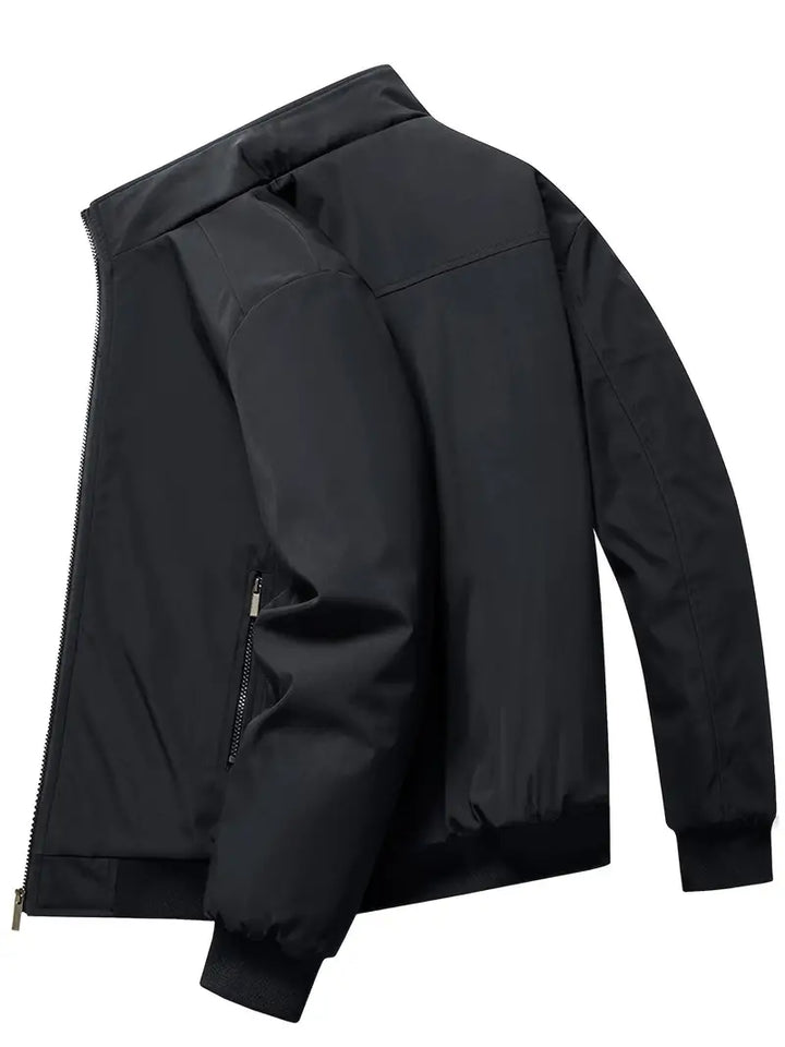 "Herren Softshelljacke, wind- und wasserabweisend, Frontansicht, ergonomische Passform, modisch, Outdoor geeignet"