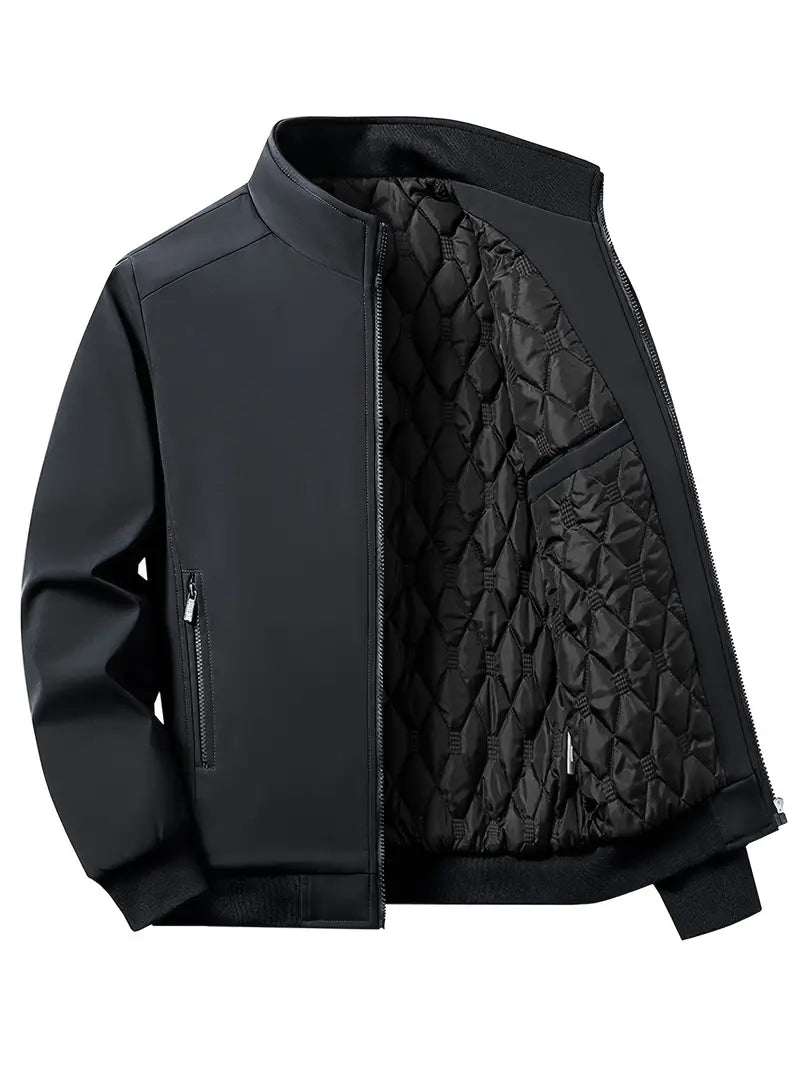 "Herren Softshelljacke, wind- und wasserabweisend, Frontansicht, ergonomische Passform, modisch, Outdoor geeignet"