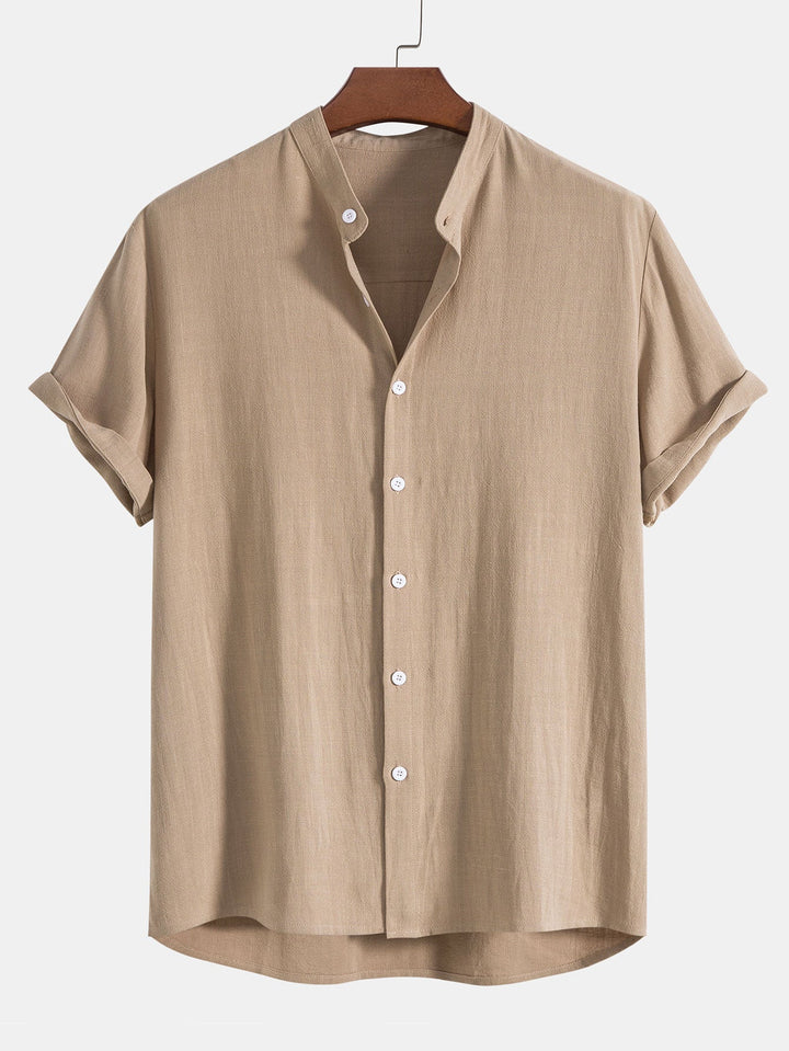 "Herren Sommer Set, elegantes Hemd mit Stehkragen und kurze Ärmel, kombiniert mit passender Hose, stilvoll und bequem."
