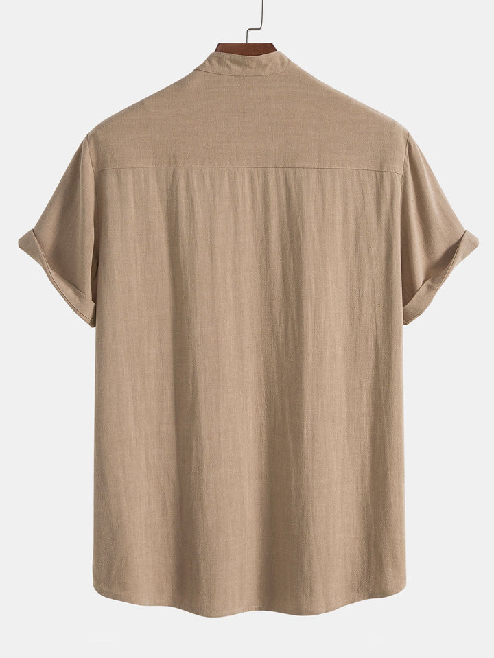 "Herren Sommer Set, elegantes Hemd mit Stehkragen und kurze Ärmel, kombiniert mit passender Hose, stilvoll und bequem."