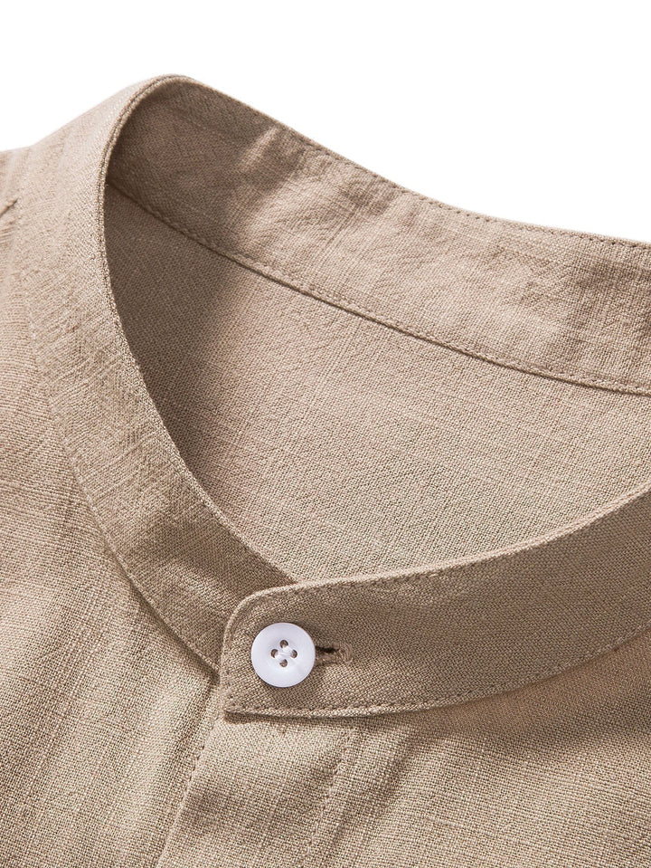 "Herren Sommer Set, elegantes Hemd mit Stehkragen und kurze Ärmel, kombiniert mit passender Hose, stilvoll und bequem."
