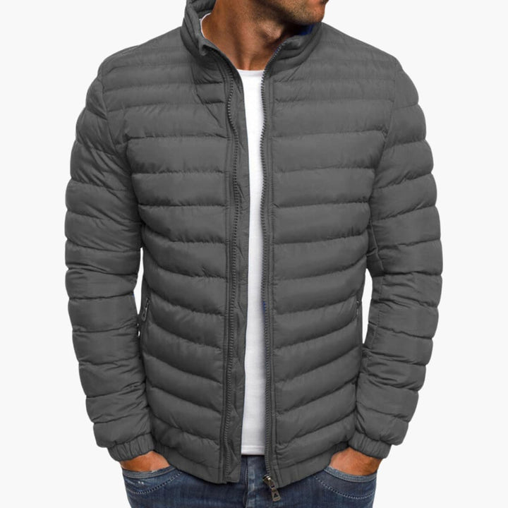 "Herren Sommerjacke, leicht und elegant, in modernem Schnitt, ideal für Büro und Abendveranstaltungen."