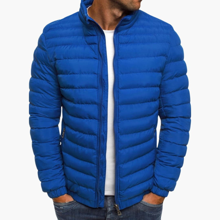 "Herren Sommerjacke, leicht und elegant, in modernem Schnitt, ideal für Büro und Abendveranstaltungen."