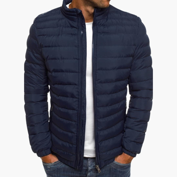 "Herren Sommerjacke, leicht und elegant, in modernem Schnitt, ideal für Büro und Abendveranstaltungen."