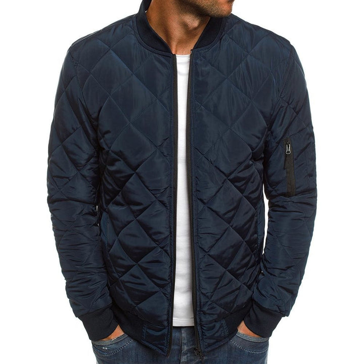 "Herren-Steppjacke, klassisches Design, verschiedene Farben, hochwertige Isolierung, perfekt für kalte Temperaturen."