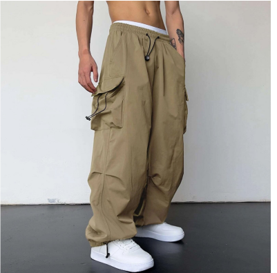 "Herren Streetwear Baggy Hose, weit geschnitten, mit mehreren Taschen, ideal für Outdoor-Aktivitäten, in urbanem Stil."
