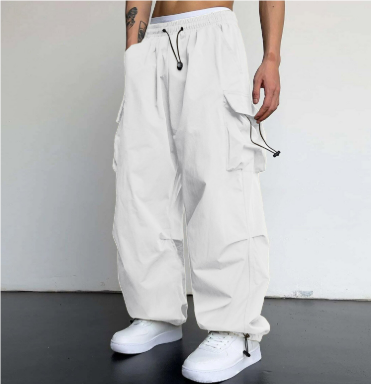"Herren Streetwear Baggy Hose, weit geschnitten, mit mehreren Taschen, ideal für Outdoor-Aktivitäten, in urbanem Stil."