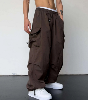 "Herren Streetwear Baggy Hose, weit geschnitten, mit mehreren Taschen, ideal für Outdoor-Aktivitäten, in urbanem Stil."